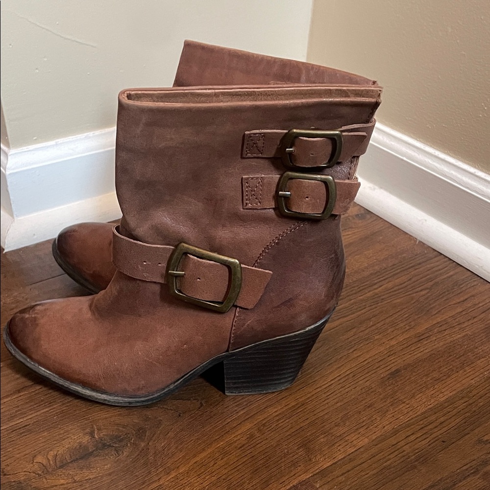 Lucky Brand short brown distressed boots with buckle detail, size 8.5 women’s